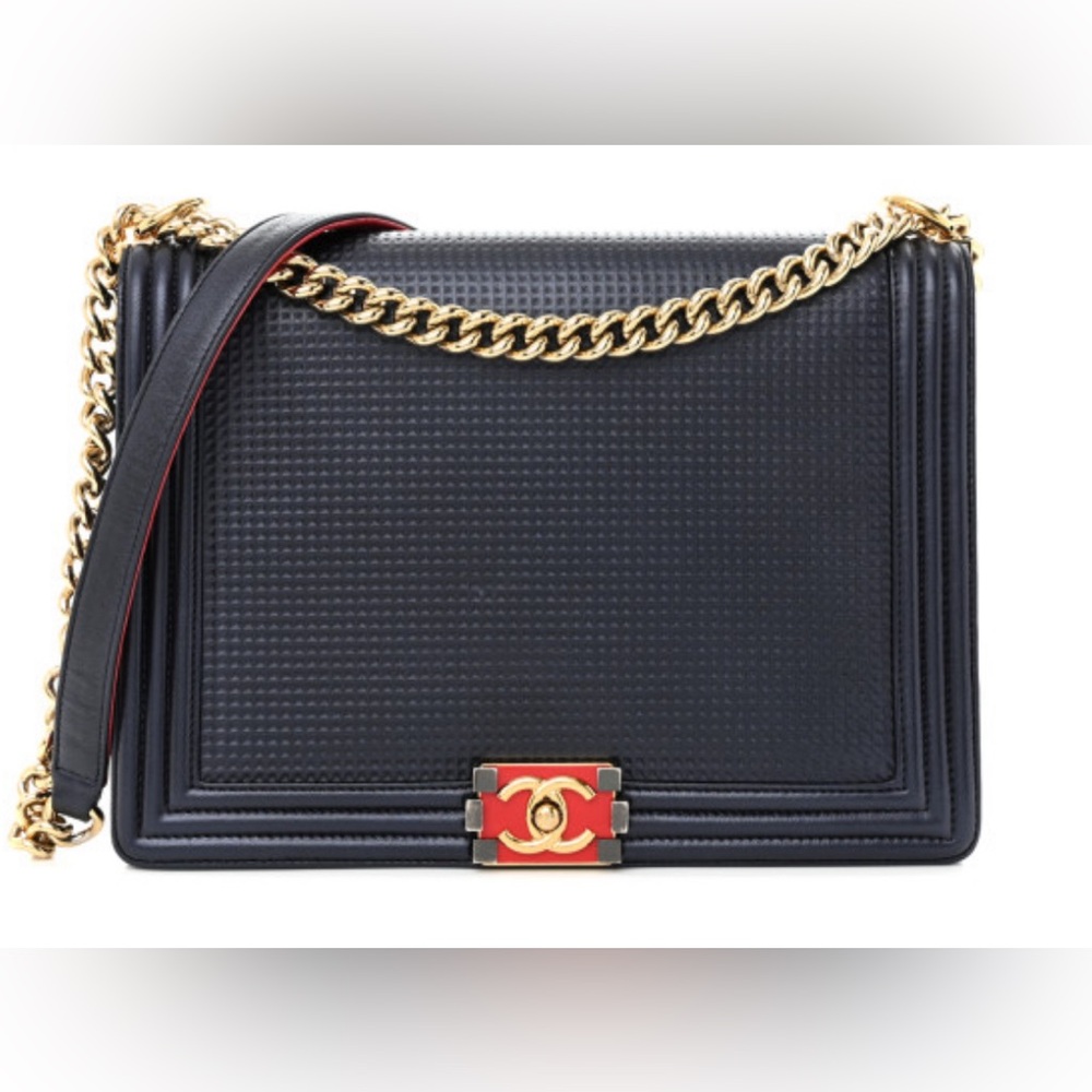 CHANEL LARGE BOY BAG
Lambskin Embossed Large Boy Cube
Flap